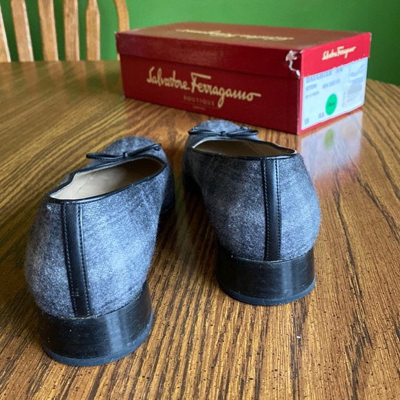 Beautiful plaid Ferragamo flats - Picture 1 of 5